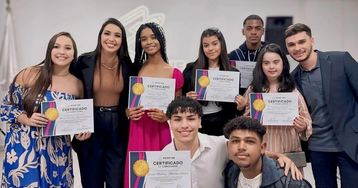 Rocket One realiza Cerimônia de Certificação da primeira turma do Curso de Assistente Administrativo